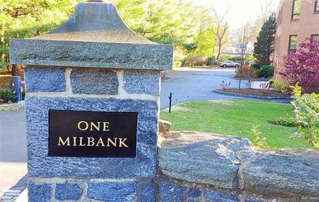 Condo Home For Sale in Greenwich CT 06830. house near beach side waterfront with 1 car garage.