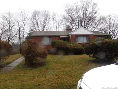 Single Family Home For Sale in Stratford CT 06614. Ranch house near waterfront.