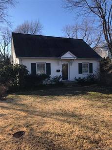Single Family Home Sold in Fairfield CT 06824. cape cod house near waterfront.