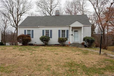 Single Family Home For Sale in Stamford CT 06905. Ranch house near waterfront with 1 car garage.