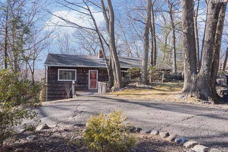 Single Family Home Sold in Danbury CT 06810. Ranch house near beach side waterfront.