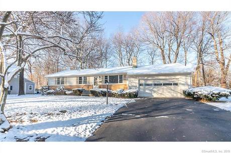 Single Family Home For Sale in Trumbull CT 06611. Ranch house near waterfront with 2 car garage.