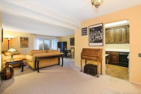 Condo Home For Sale in Ridgefield CT 06877. Ranch house near waterfront with swimming pool.