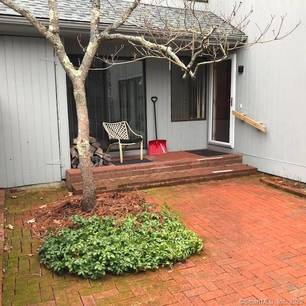 Condo Home For Sale in Ridgefield CT 06877. Ranch house near waterfront with swimming pool.