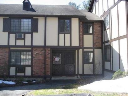 Condo Home For Rent in Brookfield CT 06804. Ranch house near waterfront with swimming pool.