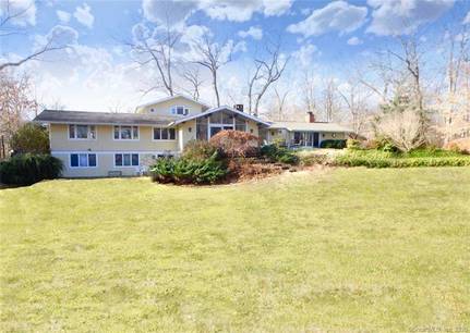 Short Sale: Single Family Home For Sale in Darien CT 06820. Ranch house near waterfront with swimming pool and 2 car garage.