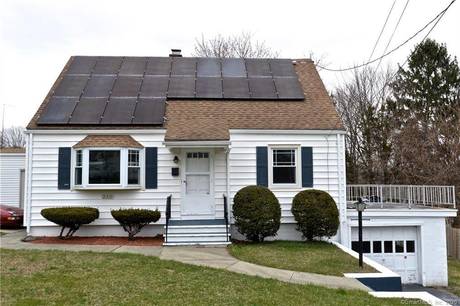 Single Family Home For Sale in Trumbull CT 06611. cape cod house near lake side waterfront with 1 car garage.