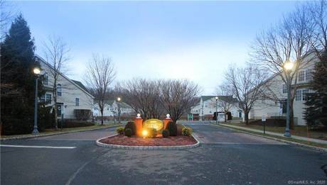 Condo Home For Rent in Danbury CT 06811. townhouse near waterfront with swimming pool and 2 car garage.