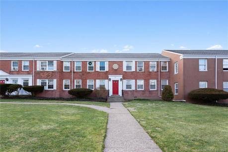 Condo Home For Sale in Stamford CT 06902. Ranch house near waterfront.
