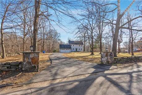 Single Family Home For Sale in Shelton CT 06484. Colonial house near waterfront with swimming pool and 2 car garage.