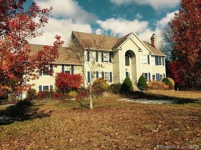 Short Sale: Single Family Home For Sale in Trumbull CT 06611. Colonial house near waterfront with 3 car garage.