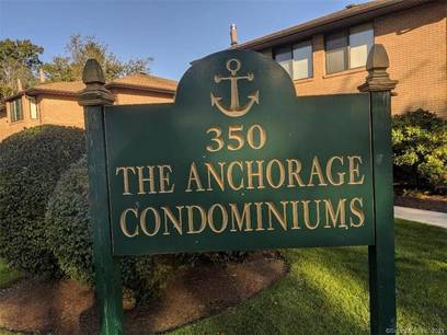 Condo Home For Sale in Bridgeport CT 06605. Ranch house near beach side waterfront with swimming pool.