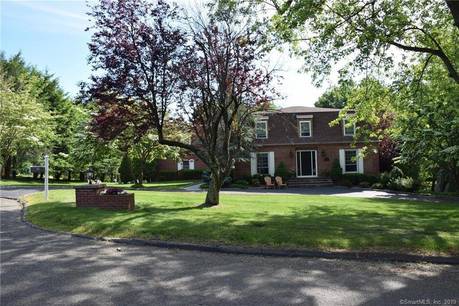 Single Family Home For Sale in Easton CT 06612. Colonial house near waterfront with swimming pool and 2 car garage.