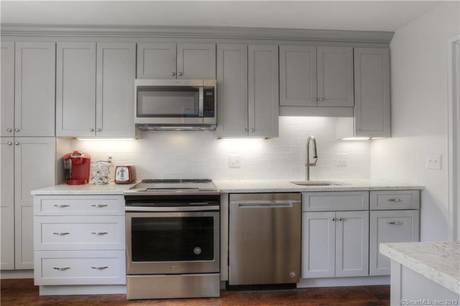 Condo Home Sold in Westport CT 06880. Ranch house near waterfront with swimming pool and 1 car garage.