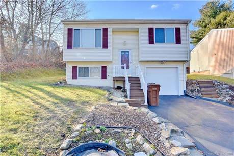 Single Family Home For Sale in Shelton CT 06484. Ranch house near waterfront with 1 car garage.