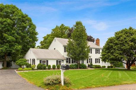 Single Family Home For Sale in Darien CT 06820. Colonial house near waterfront with swimming pool and 2 car garage.
