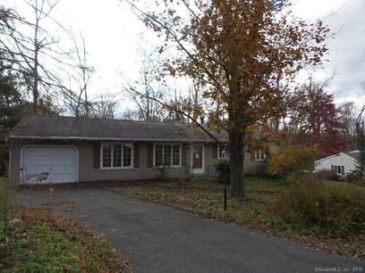 Foreclosure: Single Family Home For Sale in Brookfield CT 06804. Ranch house near waterfront with 1 car garage.
