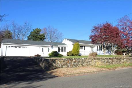 Single Family Home For Sale in Trumbull CT 06611. Ranch house near waterfront with 2 car garage.