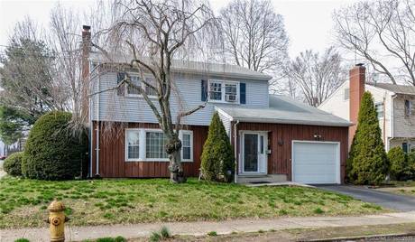 Single Family Home Sold in Bridgeport CT 06604. Colonial house near waterfront with 1 car garage.