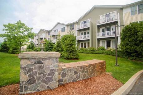 Condo Home For Sale in Ridgefield CT 06877. Ranch house near waterfront.