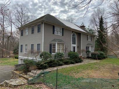 Foreclosure: Single Family Home For Sale in Easton CT 06612. Colonial house near waterfront with 2 car garage.