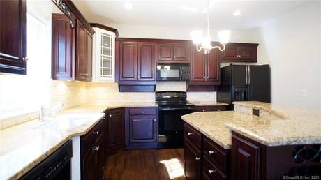 Condo Home For Sale in Norwalk CT 06851. house near waterfront with 1 car garage.