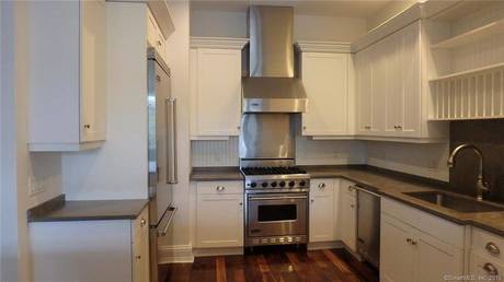 Condo Home For Rent in Fairfield CT 06824. Ranch house near waterfront with 1 car garage.