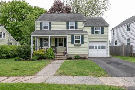 Single Family Home Sold in Stratford CT 06614. Colonial house near waterfront with 1 car garage.