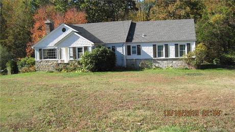 Single Family Home For Rent in Redding CT 06896. Ranch house near lake side waterfront.