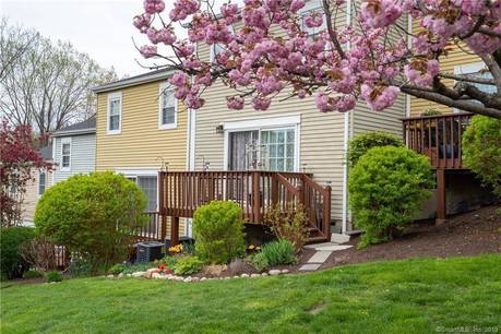 Condo Home Sold in Danbury CT 06810. townhouse near waterfront with swimming pool.