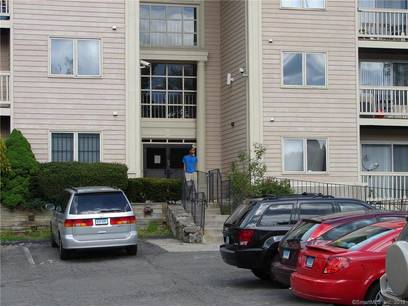 Condo Home For Rent in Bridgeport CT 06606. house near waterfront.